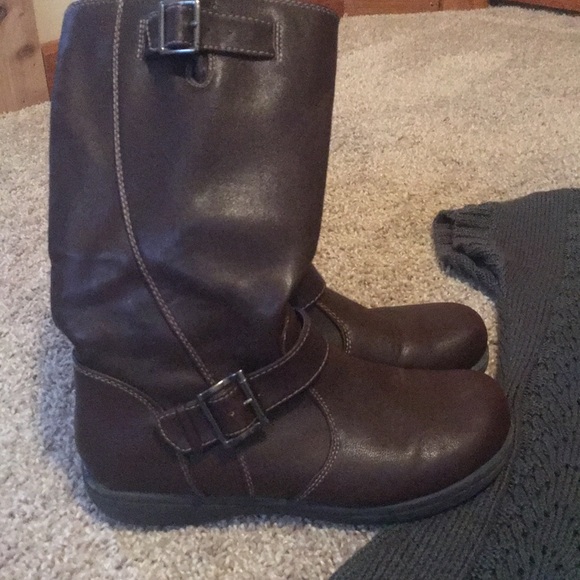 Small Maurice’s shirt with size 5 Brown boots! - Picture 3 of 5